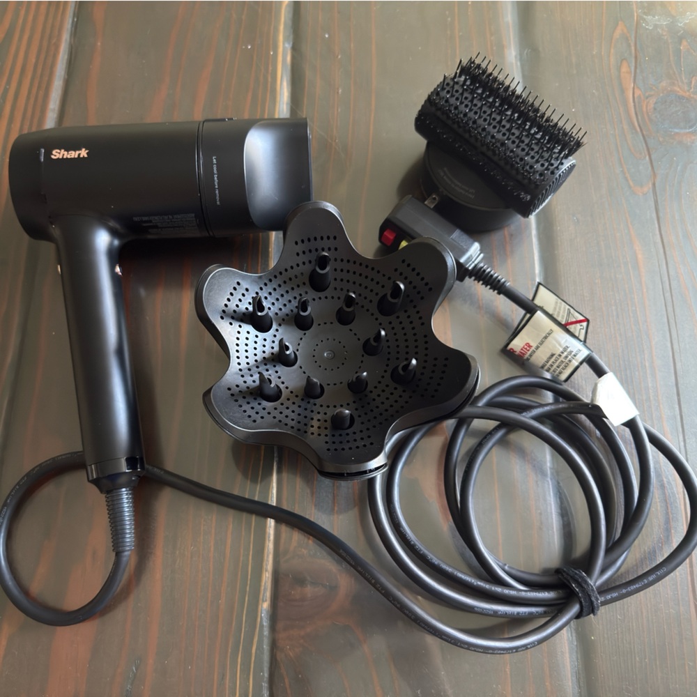 Shark Black Hair Dryer with Attachments 
SHARK HYPER AIR IQ HAIR DRYER